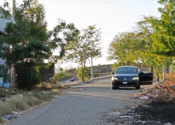 Asesinan a dos hombres en Culiacán; uno de ellos encontrado en una camioneta y el otro en un terreno baldío