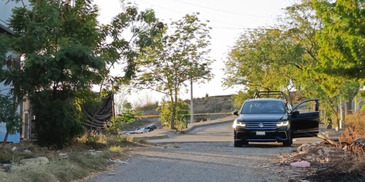 Asesinan a dos hombres en Culiacán; uno de ellos encontrado en una camioneta y el otro en un terreno baldío