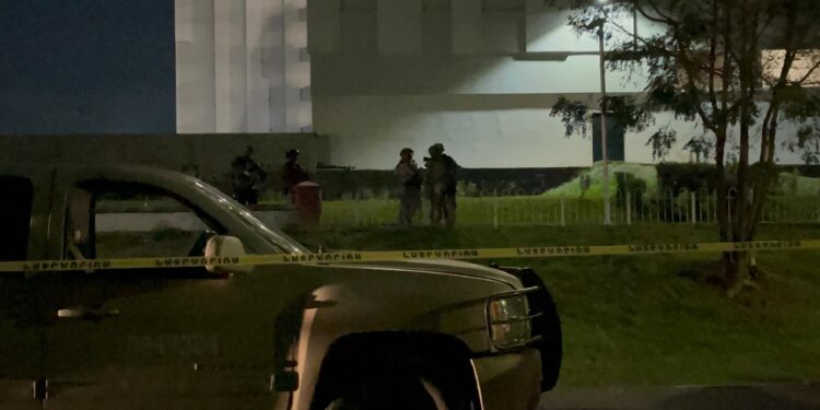 Ejecutan a balazos dos hombres jóvenes en la plaza Cuatro Ríos