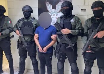 Detiene FGE a joven que circulaban en vehículo con reporte de robo