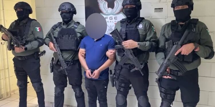 Detiene FGE a joven que circulaban en vehículo con reporte de robo