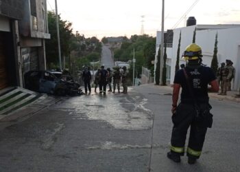 Grupo armado vandaliza y quema residencia en Lomas de Tamazula, Culiacán