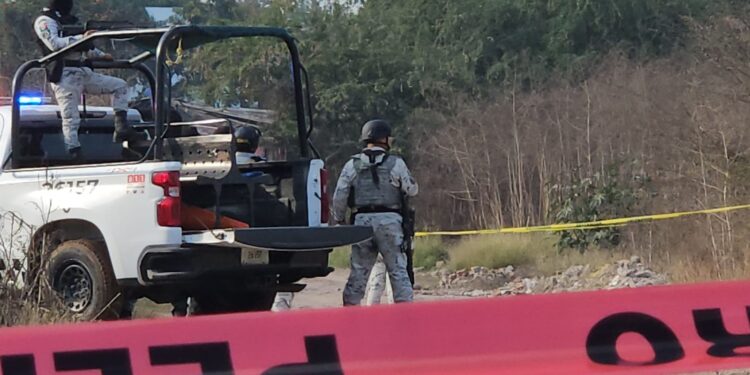 Asesinan y queman a un hombre en Bosques del Álamo en Culiacán