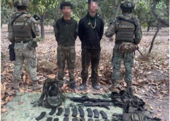 En Escuinapa, el Grupo Interinstitucional detuvo a 2 civiles con armas, cargadores, más de 1,300 cartuchos y chalecos tácticos