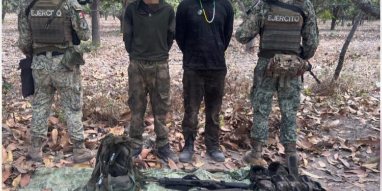 En Escuinapa, el Grupo Interinstitucional detuvo a 2 civiles con armas, cargadores, más de 1,300 cartuchos y chalecos tácticos