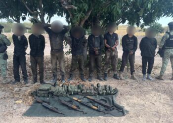 Tras una agresión, el Grupo Interinstitucional detuvo a ocho civiles en poder de armas largas, cartuchos y otros objetos en Escuinapa