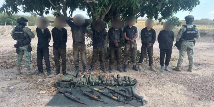 Tras una agresión, el Grupo Interinstitucional detuvo a ocho civiles en poder de armas largas, cartuchos y otros objetos en Escuinapa