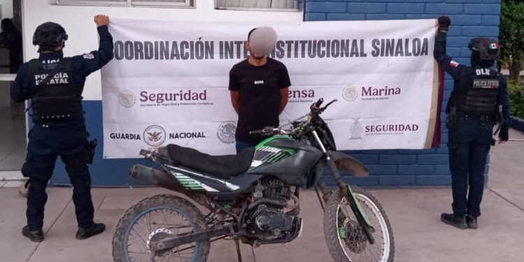 El Grupo Interinstitucional detiene a un individuo en Culiacán, que viajaba en motocicleta con reporte de robo
