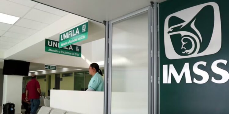 Ante quejas por desabasto, IMSS asegura vigilancia permanente en suministro de antirretrovirales