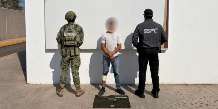 Civil es detenido en Culiacán por el Grupo Interinstitucional por portar un arma de fuego