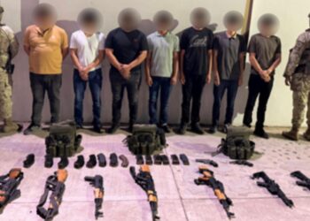 Tras denuncia anónima, el Grupo Interinstitucional asegura, en Culiacán, a 7 civiles con armas largas, cargadores abastecidos, chalecos tácticos, entre otros equipos tácticos ilícitos
