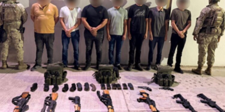 Tras denuncia anónima, el Grupo Interinstitucional asegura, en Culiacán, a 7 civiles con armas largas, cargadores abastecidos, chalecos tácticos, entre otros equipos tácticos ilícitos