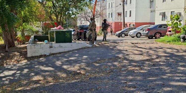 Asesinan a balazos a tres hombres en Infonavit Cañadas