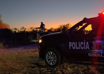 Incendio consume tractocamión en basurón clandestino de El Diez