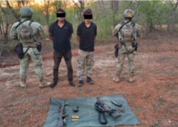 En Tepuche, el Grupo Interinstitucional detuvo a dos civiles y aseguró 5 fusiles AK-47, cargadores y municiones