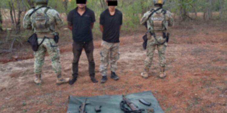 En Tepuche, el Grupo Interinstitucional detuvo a dos civiles y aseguró 5 fusiles AK-47, cargadores y municiones