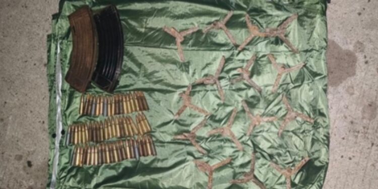 En Mazatlán, aseguran un vehículo con bidones para transportar gasolina, ponchallantas, cargadores y cartuchos en su interior