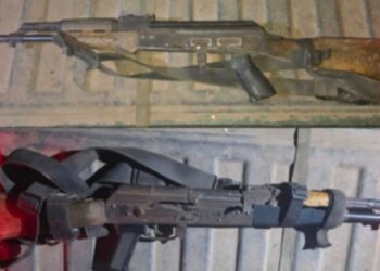 Después de una agresión en San Ignacio, aseguran armas largas, cargadores, cartuchos, un vehículo con blindaje artesanal y artefactos explosivos