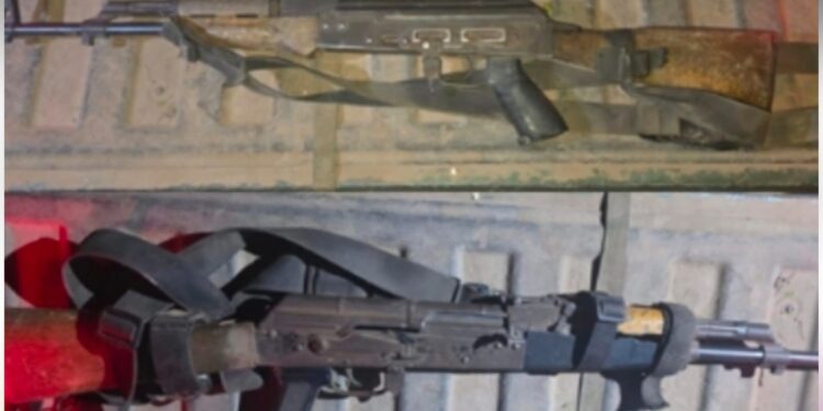 Después de una agresión en San Ignacio, aseguran armas largas, cargadores, cartuchos, un vehículo con blindaje artesanal y artefactos explosivos