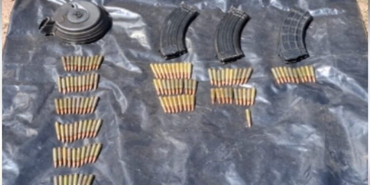 Aseguran en Navolato, un vehículo con reporte de robo en el extranjero; había cargadores y cartuchos en el interior