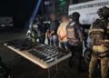 Detienen a dos civiles y asegura 6 fusiles, cargadores, municiones, chalecos tácticos y vehículos robados