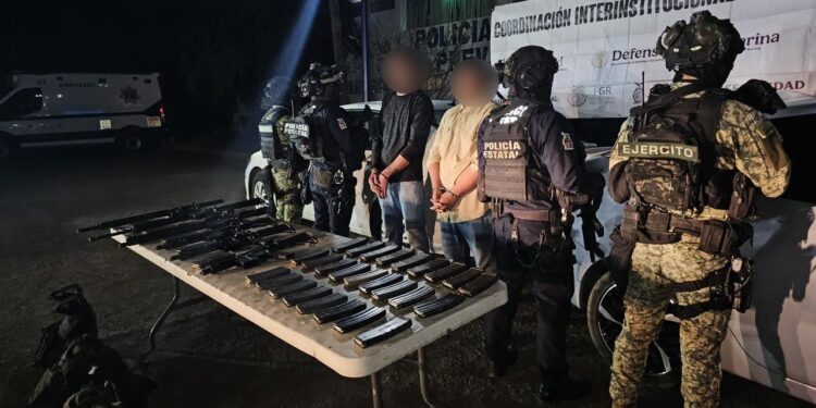 Detienen a dos civiles y asegura 6 fusiles, cargadores, municiones, chalecos tácticos y vehículos robados