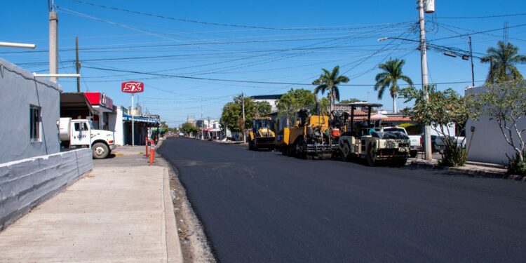 Realizan reencarpetado en la calle Hernio Pérez, en la colonia Aquiles Serdán