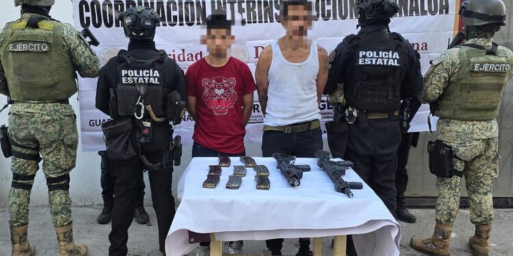 Derivado de una denuncia anónima al 089, el Grupo Interinstitucional detuvo a 2 civiles con rifles, cargadores y municiones en Escuinapa