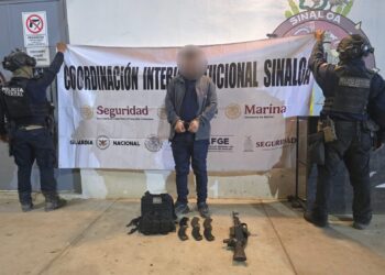 Sobre la carretera Mazatlán-Tepic, el Grupo Interinstitucional detuvo a un masculino en posesión de un fusil, cargadores y municiones