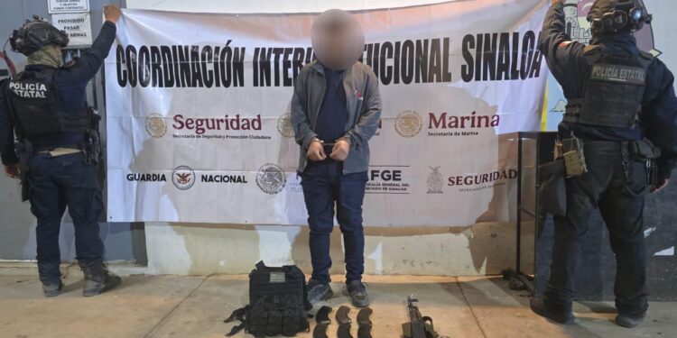 Sobre la carretera Mazatlán-Tepic, el Grupo Interinstitucional detuvo a un masculino en posesión de un fusil, cargadores y municiones