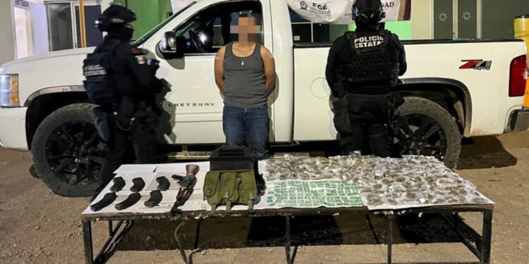 Grupo Interinstitucional detiene a un civil en Rosario; le aseguraron un fusil, cargadores, cartuchos, un chaleco, dosis de droga y un vehículo con reporte de robo