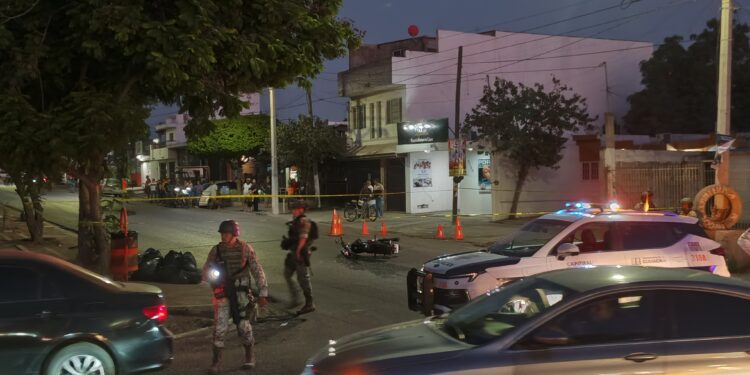 Balea a un joven motociclista y es detenido por elementos de la SEDENA