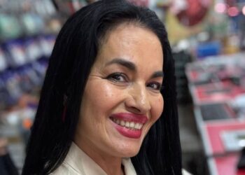 Hermana de Malova, Elidia López Valdez levanta la mano por la alcaldía de Ahome