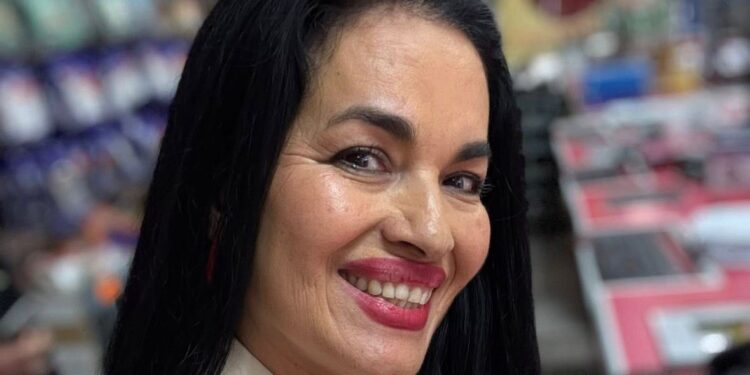 Hermana de Malova, Elidia López Valdez levanta la mano por la alcaldía de Ahome