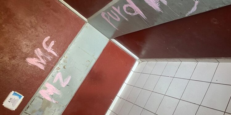 Suspensión en ETI 90 por pintas de grupo delictivo; autoridades revisan regreso a clases