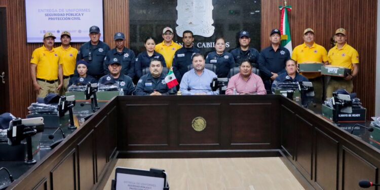 “Soy un aliado más de ustedes”: Alcalde de Badiraguato entrega uniformes y calzado a policías y elementos de Protección Civil del municipio