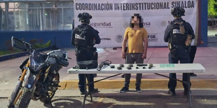 En Villa Juárez, el Grupo Interinstitucional detuvo a un civil con un fusil, un arma corta, municiones y presunta droga