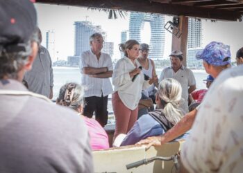 Tere Guerra se reúne con pescadores del puerto mazatleco