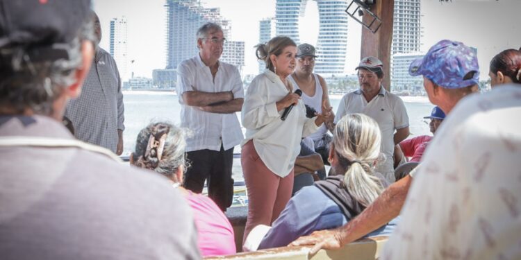 Tere Guerra se reúne con pescadores del puerto mazatleco