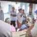 Tere Guerra se reúne con pescadores del puerto mazatleco