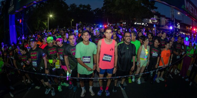 Hacen historia: 17 mil personas participan en la ‘Flash Night Run’ por amor a Culiacán