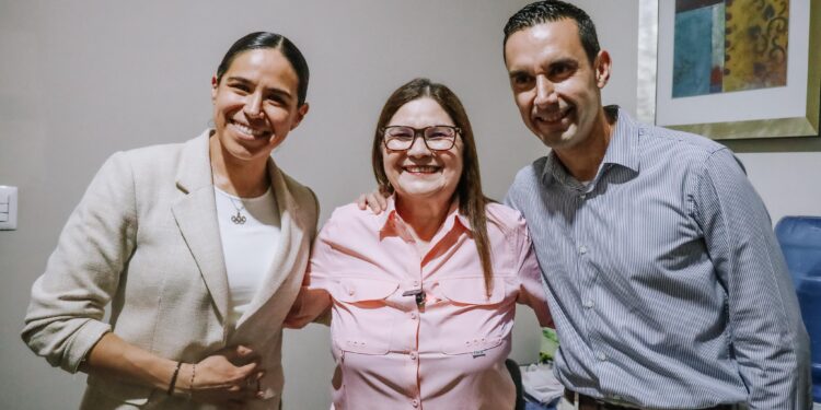 César Ramos y Karen Díaz, árbitros con gafete FIFA, comparten experiencias mundialistas e invitan a jóvenes deportistas a soñar en grande