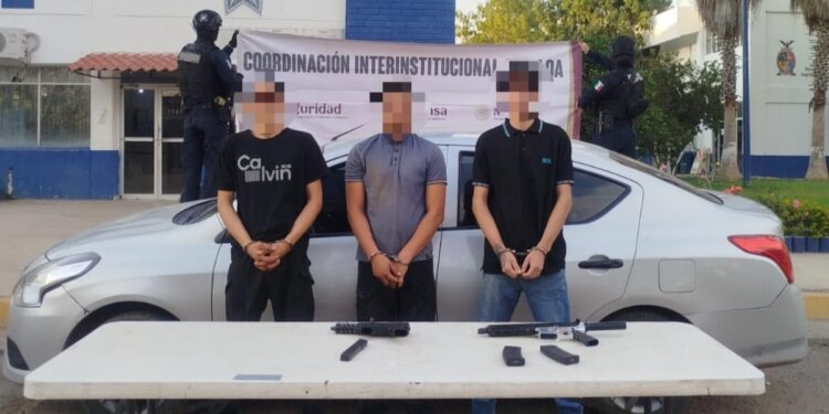 Tras el oportuno reporte al 9-1-1 de un civil lesionado por disparos en Culiacán, el Grupo Interinstitucional detuvo a 3 civiles con 2 armas, cargadores, cartuchos y un vehículo
