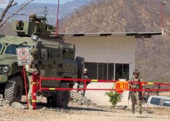 Hallan con vida a minero tras derrumbe en El Rosario; continúa búsqueda de tres más