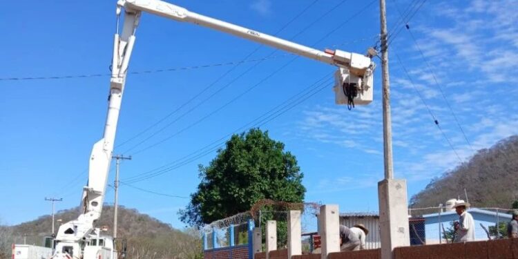 Se mantiene la rehabilitación de alumbrado público en comunidades de Badiraguato; más de 2 mil luminarias se han instalado