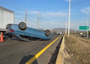 Accidente de tránsito en Libramiento Benito Juárez: un automóvil volcó a la altura de la Plaza La Explanada