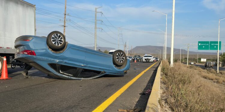 Accidente de tránsito en Libramiento Benito Juárez: un automóvil volcó a la altura de la Plaza La Explanada