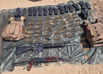 Un vehículo con reporte de robo, armas largas, cargadores, cartuchos y chalecos balísticos