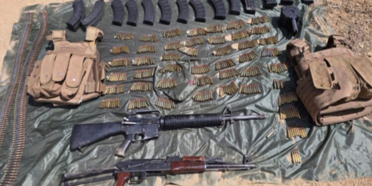 Un vehículo con reporte de robo, armas largas, cargadores, cartuchos y chalecos balísticos