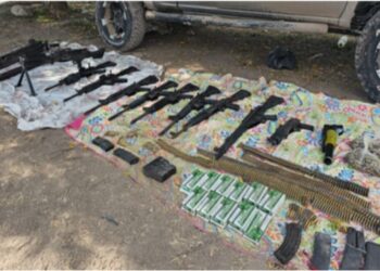 En Navolato, aseguran 12 armas largas y municiones tras reconocimientos terrestres; destacan dos ametralladoras, un fusil Barrett y un aditamento lanzagranadas